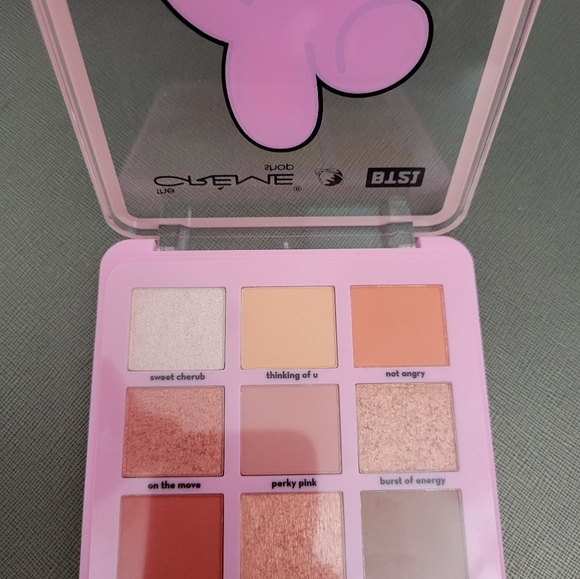 The Crème Shop BT21:HEART & SOUL Eyeshadow Palette COOKY BTS - Picture 4 of 7